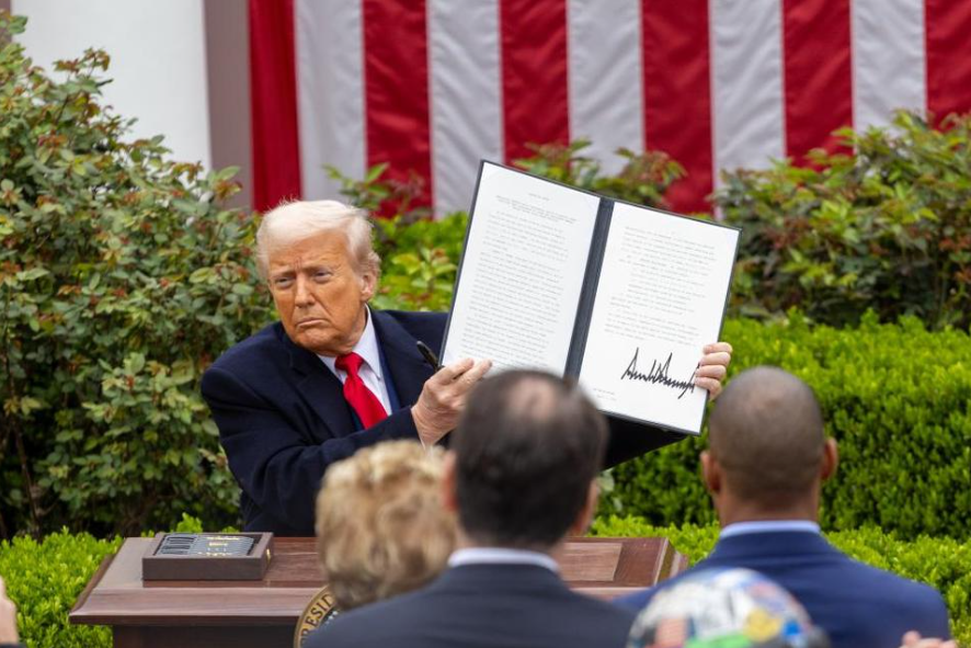 24 小时急反转！对华 100% 关税警报暂解，跨境人先松口气​