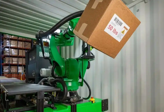 UPS豪掷1.2亿美元部署400台卸货机器人